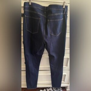 Old navy super skinny jeans
NWT 14 tall